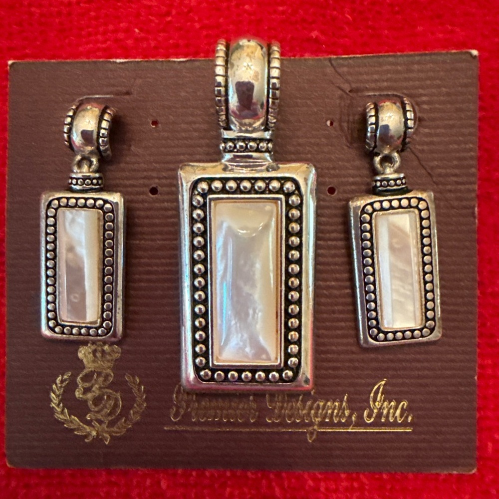 Premier Designs Jewelry "SUMMIT" MOP Pendant Slide & Pierced Earrings